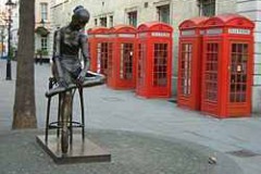 250px-Red_telephone_boxes_behind_Young_Dancer_-_Broad_Street_-_London_-_240404